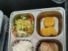 視頻，龍港某校的伙食太差勁，多位家長(zhǎng)送外賣門(mén)口坐著吃。